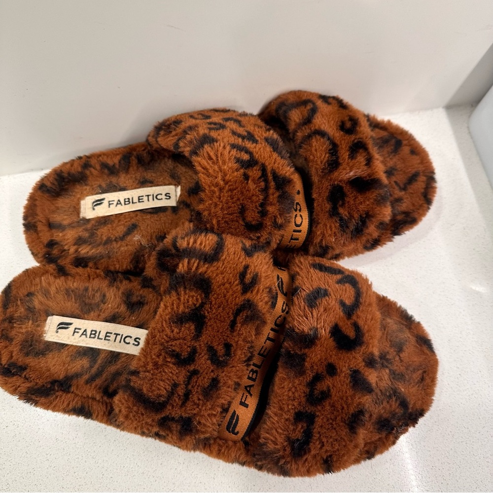 Women’s Fabletics Snug Strap Slipper Leopard Size 11 - Picture 3 of 4